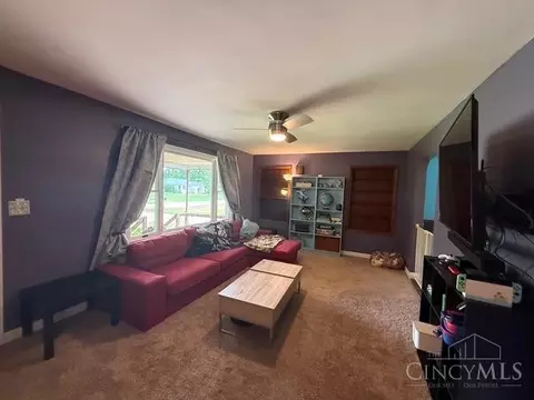 Living - 829 Youngs Ln, Cincinnati, OH 45245 photo 2 of 2