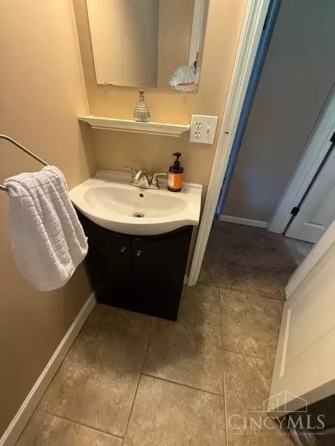 Bath - 829 Youngs Ln, Cincinnati, OH 45245 photo 2 of 3