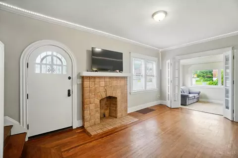 Entry Way - 3933 Vine St, Cincinnati, OH 45217 photo 1 of 3