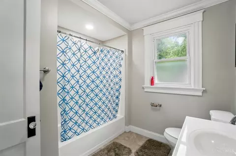 Bath - 3933 Vine St, Cincinnati, OH 45217 photo 2 of 4