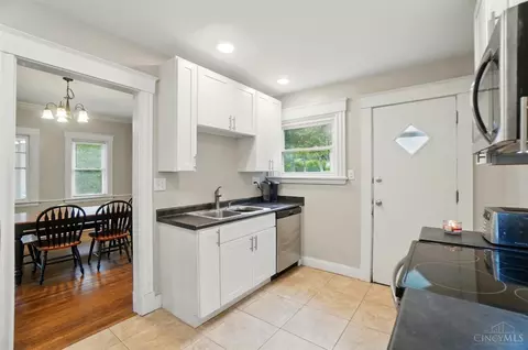 Kitchen - 3933 Vine St, Cincinnati, OH 45217 photo 2 of 3