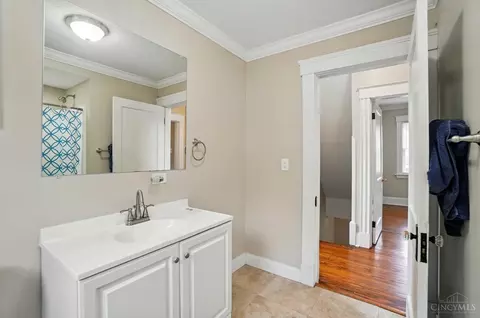 Bath - 3933 Vine St, Cincinnati, OH 45217 photo 3 of 4