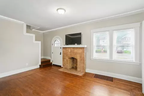 Living - 3933 Vine St, Cincinnati, OH 45217 photo 1 of 3