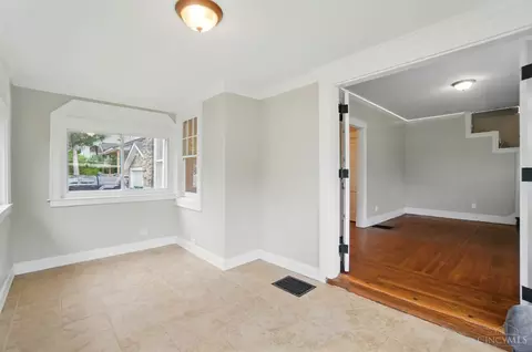 Entry Way - 3933 Vine St, Cincinnati, OH 45217 photo 2 of 3