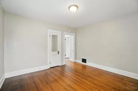 Bedroom - 3933 Vine St, Cincinnati, OH 45217 photo 3 of 4