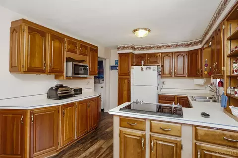 Kitchen - 553 Brantner Ln, Cincinnati, OH 45244 photo 2 of 3