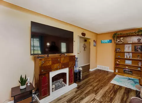 Living - 553 Brantner Ln, Cincinnati, OH 45244 photo 2 of 2