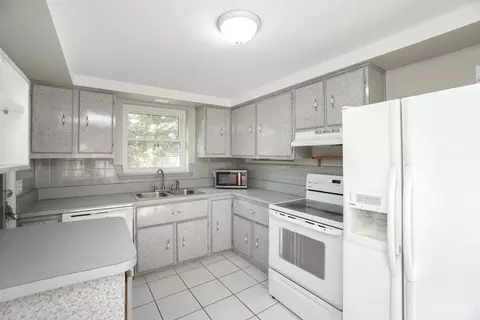 Kitchen - 3520 Edgeview Dr, Cincinnati, OH 45213 photo 4 of 5