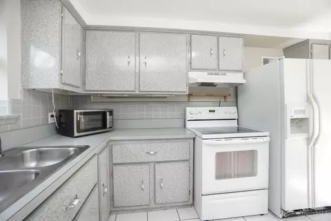Kitchen - 3520 Edgeview Dr, Cincinnati, OH 45213 photo 2 of 5
