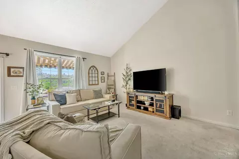 Living - 5743 Summit View Ct, Cincinnati, OH 45247 photo 3 of 5