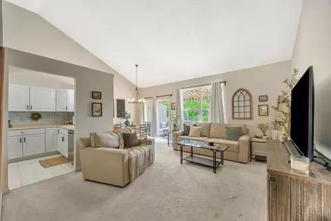 Living - 5743 Summit View Ct, Cincinnati, OH 45247 photo 4 of 5