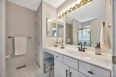 Bath - 5743 Summit View Ct, Cincinnati, OH 45247 photo 2 of 3