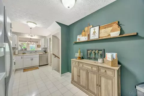 Entry Way - 5743 Summit View Ct, Cincinnati, OH 45247 photo 4 of 8