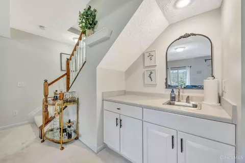 Entry Way - 5743 Summit View Ct, Cincinnati, OH 45247 photo 5 of 8
