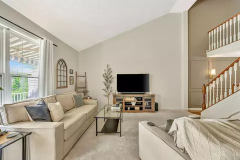 Living - 5743 Summit View Ct, Cincinnati, OH 45247 photo 2 of 5