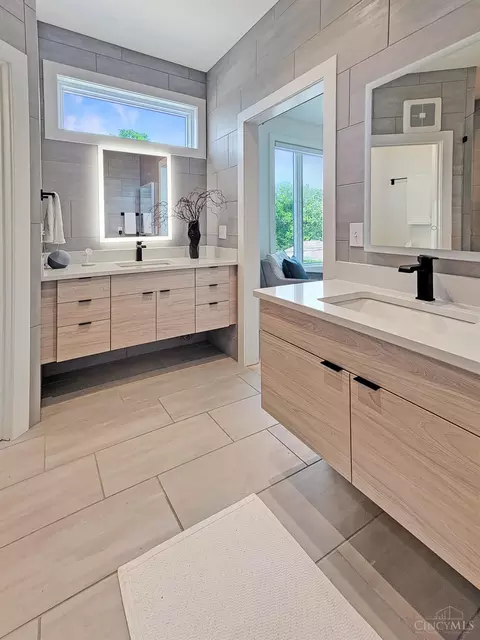 Bath - 3936 Feemster St, Cincinnati, OH 45226 photo 5 of 9