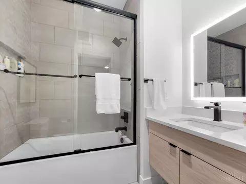 Bath - 3936 Feemster St, Cincinnati, OH 45226 photo 2 of 9