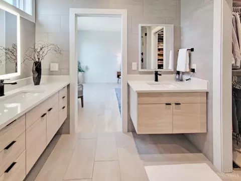Bath - 3936 Feemster St, Cincinnati, OH 45226 photo 6 of 9