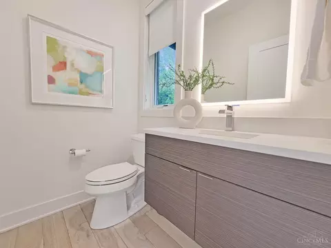 Bath - 3936 Feemster St, Cincinnati, OH 45226 photo 8 of 9