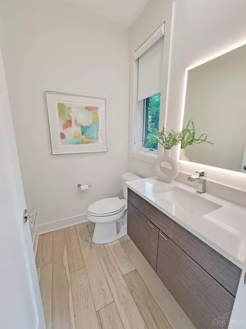 Bath - 3936 Feemster St, Cincinnati, OH 45226 photo 7 of 9