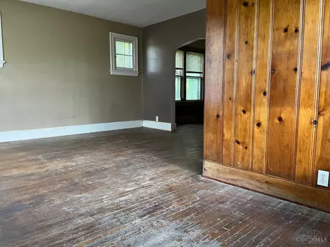 Living - 1411 Summit Rd, Cincinnati, OH 45237 photo 2 of 7