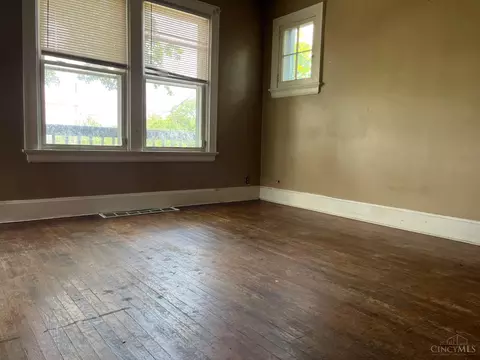 Living - 1411 Summit Rd, Cincinnati, OH 45237 photo 4 of 7