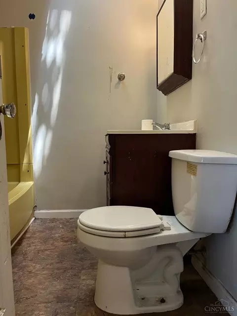 Bath - 1411 Summit Rd, Cincinnati, OH 45237 photo 1 of 3