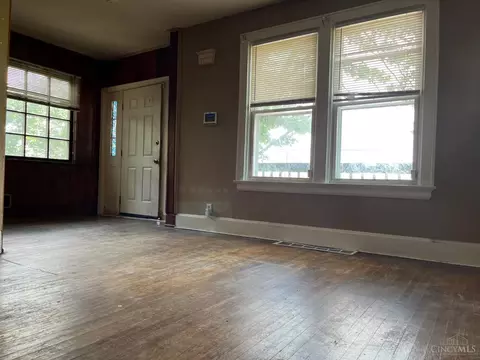 Living - 1411 Summit Rd, Cincinnati, OH 45237 photo 3 of 7