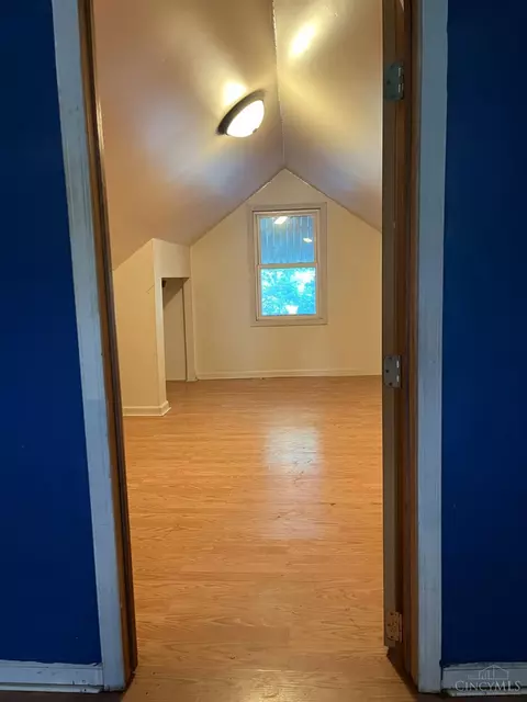Bedroom - 1411 Summit Rd, Cincinnati, OH 45237 photo 6 of 7