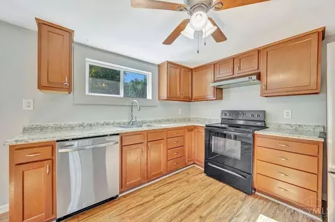 Kitchen - 8170 Sibcy Rd, Hamilton Township, OH 45039 photo 2 of 3