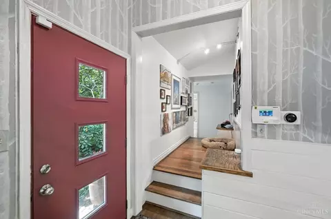 Entry Way - 1943 Gregory Ln, Cincinnati, OH 45206 photo 3 of 4