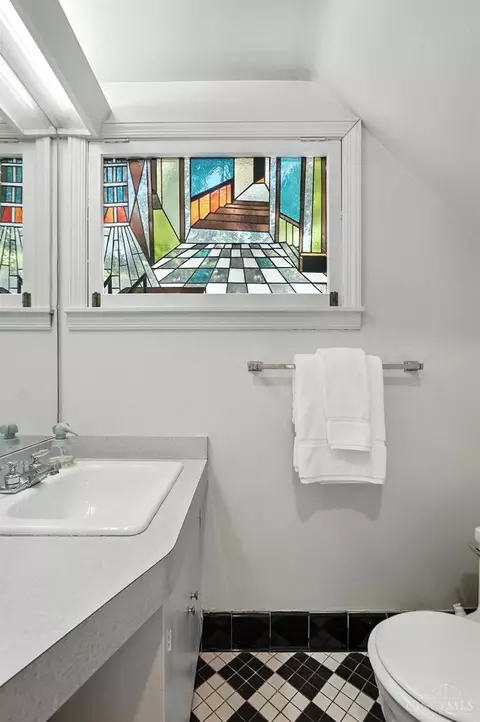 Bath - 1943 Gregory Ln, Cincinnati, OH 45206 photo 1 of 13