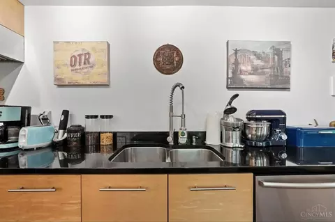 Kitchen - 1943 Gregory Ln, Cincinnati, OH 45206 photo 4 of 7