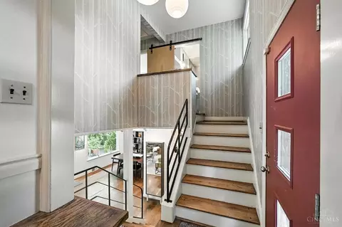 Entry Way - 1943 Gregory Ln, Cincinnati, OH 45206 photo 2 of 4