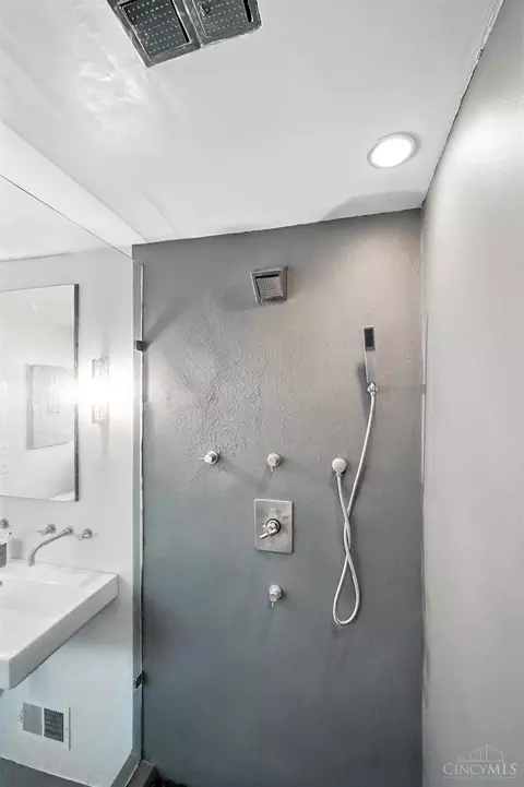 Bath - 1943 Gregory Ln, Cincinnati, OH 45206 photo 11 of 13
