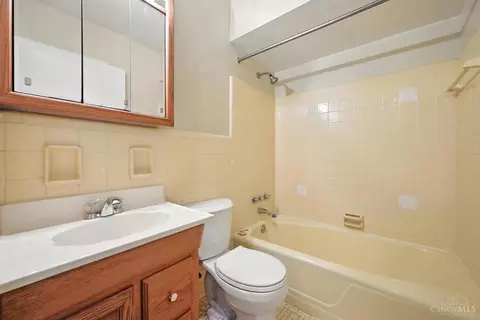 Bath - 6658 Greentree Dr, Cincinnati, OH 45224 photo 2 of 4