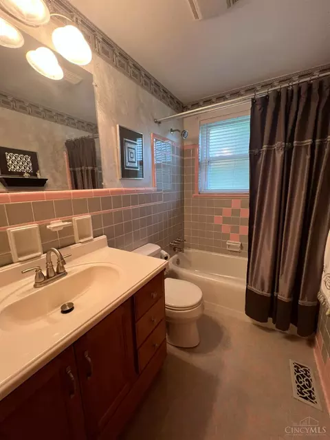 Bath - 645 Cloverdale Ave, Springdale, OH 45246 photo 2 of 2