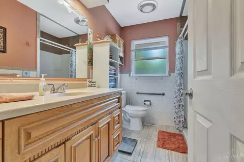 Bath - 1366 Devils Backbone Rd, Cincinnati, OH 45233 photo 2 of 5