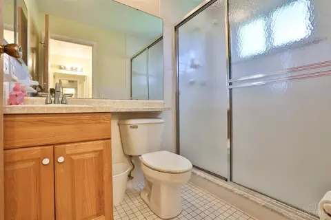 Bath - 1077 Meadowind Ct, Cincinnati, OH 45231 photo 1 of 3