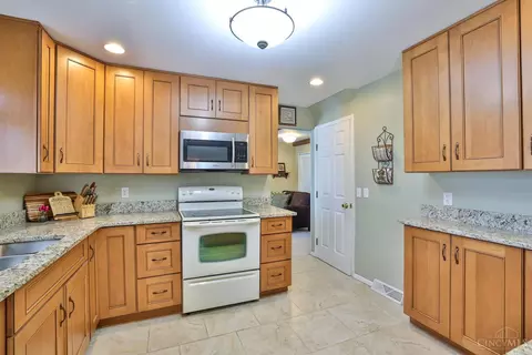 Kitchen - 1077 Meadowind Ct, Cincinnati, OH 45231 photo 2 of 3
