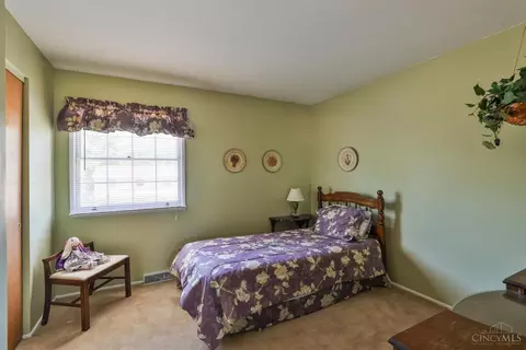Bedroom - 1077 Meadowind Ct, Cincinnati, OH 45231 photo 5 of 6