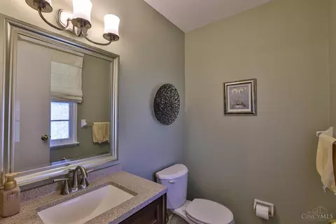 Bath - 1077 Meadowind Ct, Cincinnati, OH 45231 photo 2 of 3