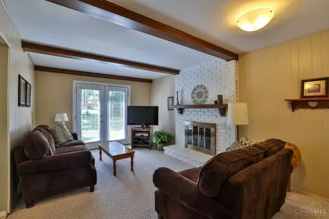 Living - 1077 Meadowind Ct, Cincinnati, OH 45231 photo 3 of 5