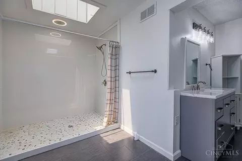 Bath - 3060 Quercus Dr, Hamilton, OH 45013 photo 3 of 4
