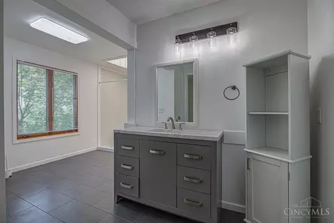 Bath - 3060 Quercus Dr, Hamilton, OH 45013 photo 2 of 4
