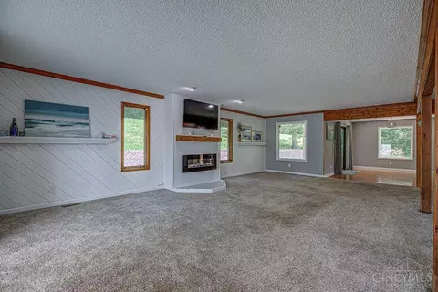 Living - 3060 Quercus Dr, Hamilton, OH 45013 photo 3 of 6