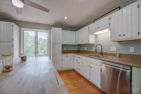 Kitchen - 3060 Quercus Dr, Hamilton, OH 45013 photo 2 of 4