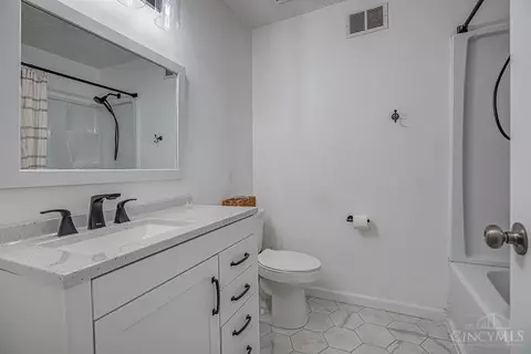 Bath - 3060 Quercus Dr, Hamilton, OH 45013 photo 4 of 4