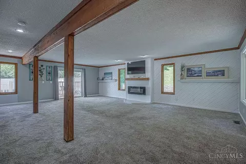 Living - 3060 Quercus Dr, Hamilton, OH 45013 photo 4 of 6