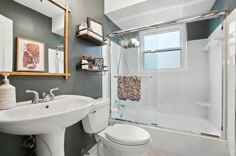 Bath - 3950 Fordham Pl, Cincinnati, OH 45213 photo 1 of 9